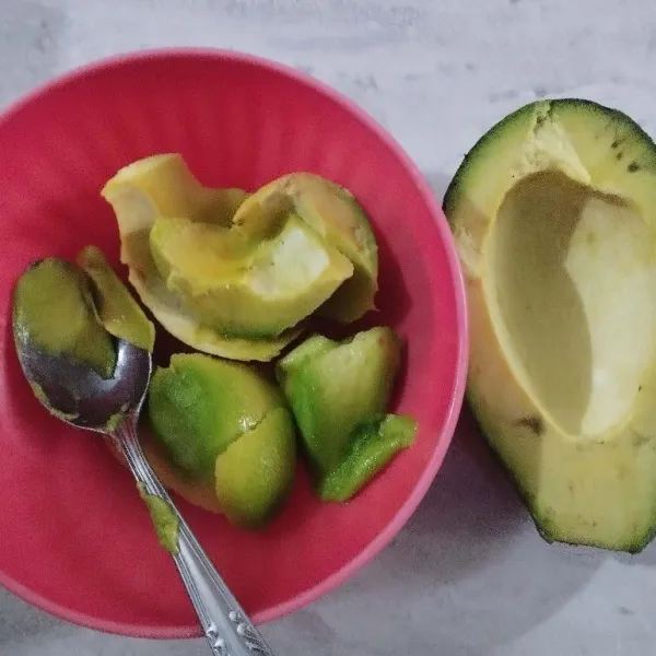 Belah buah alpukat dan kerok dagingnya.