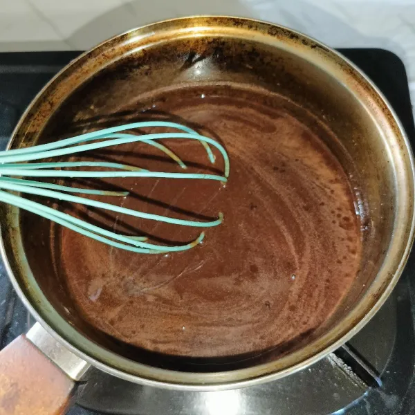 Nyalakan kompor dan masak sambil diaduk-aduk sampai mendidih.