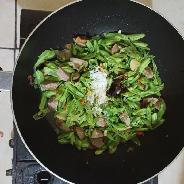 Masukkan air, gula pasir, garam, kaldu jamur, dan saus tiram, aduk rata, masak hingga matang jangan lupa koreksi rasa