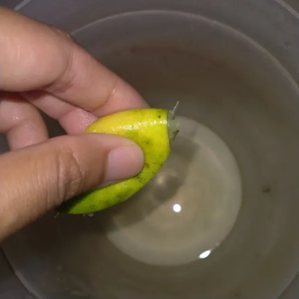 Peras jeruk nipis dan saring bijinya, sisakan sebagian untuk diiris tipis