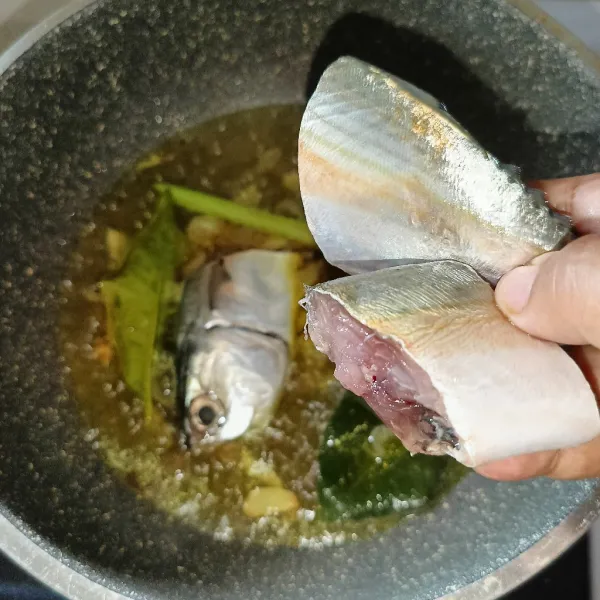 Setelah mendidih, masukkan ikan kembung.