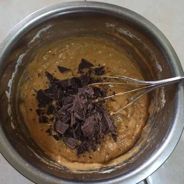 Setelah semua rata masukkan potongan coklat