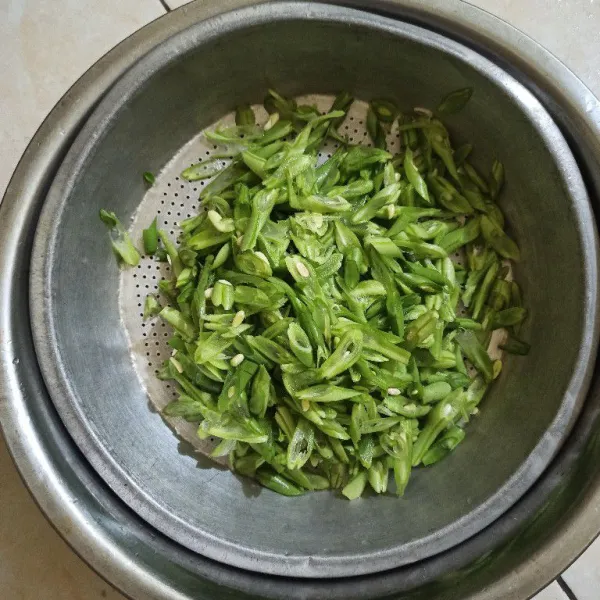 Bersihkan dan potong-potong buncis