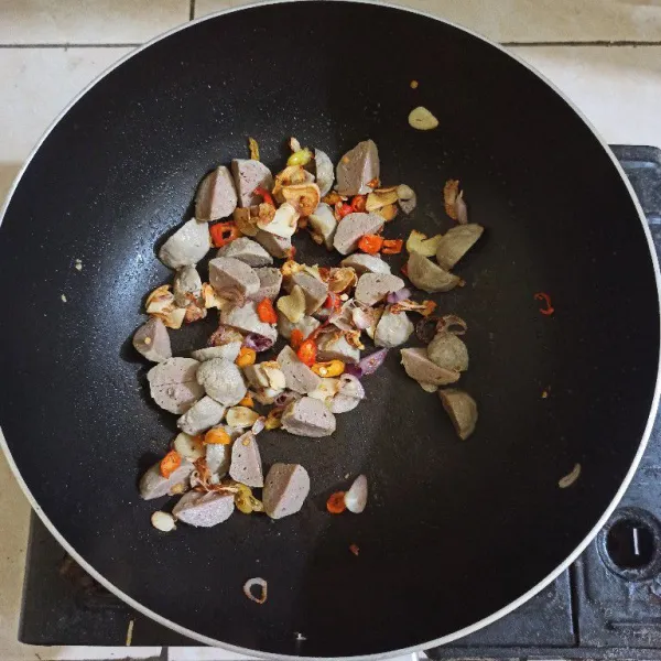 Setelah layu masukkan bakso, aduk rata