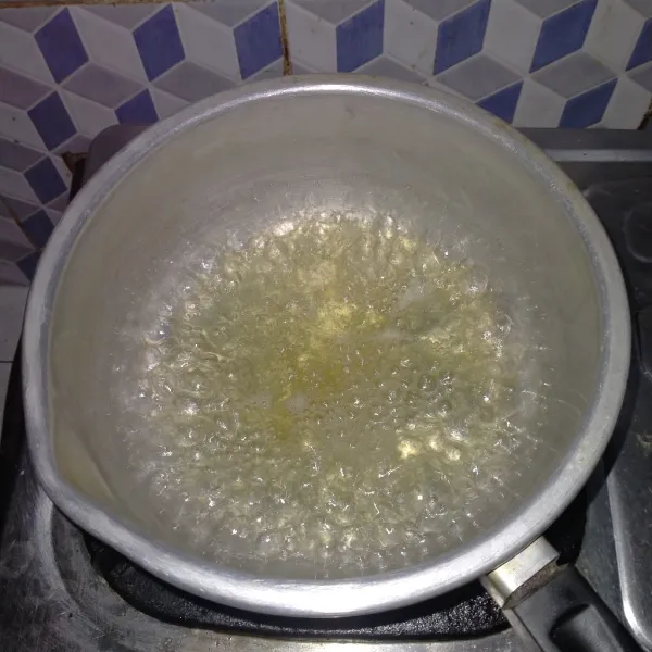 Masak gula dengan air hingga larut