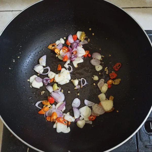 Tumis bawang putih, bawang merah, cabe rawit hingga harum dan layu