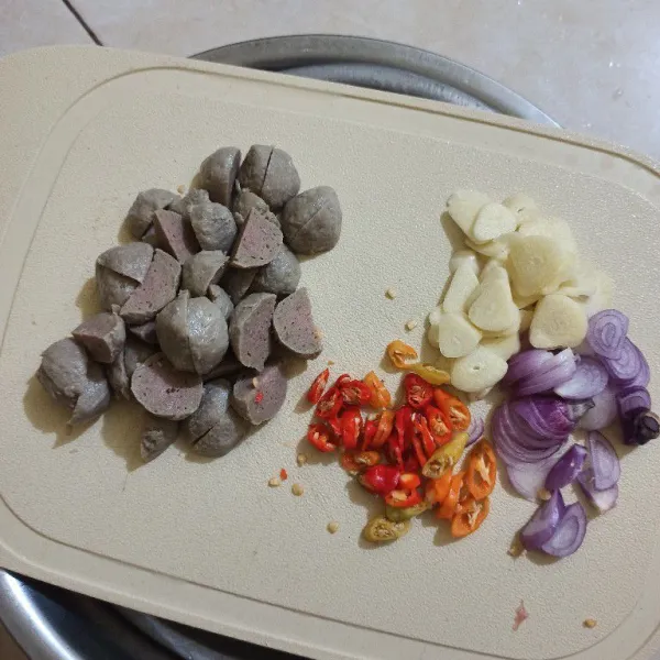 Iris tipis bawang putih, bawang merah, cabe rawit dan bakso