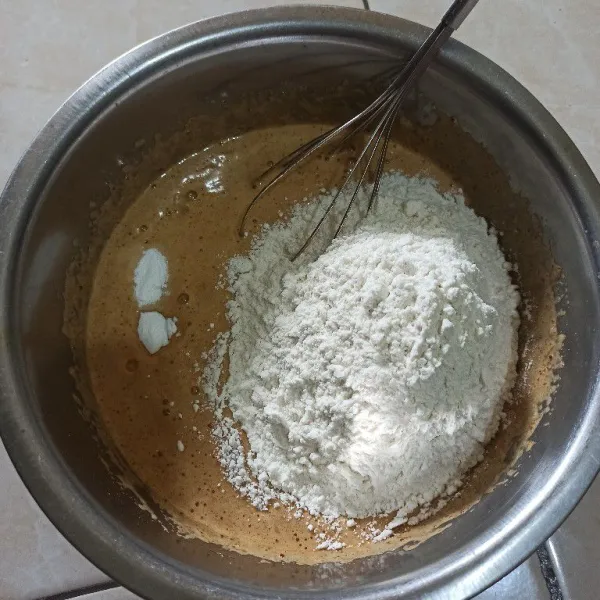Masukkan tepung terigu, baking soda, baking powder dan vanilla, aduk rata