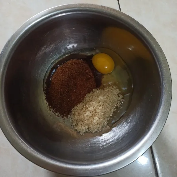 Campur gula pasir, gula palem, dan telur, aduk rata