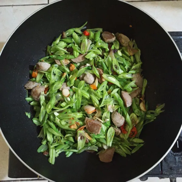 Setelah semua matang, masukkan buncis, aduk rata