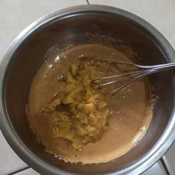 Setelah tercampur rata, masukkan pisang, aduk rata