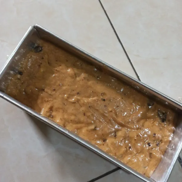 Masukkan adonan ke dalam loyang yang sudah dialasi kerta roti