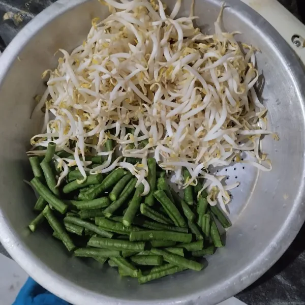 Cuci sayur yang akan digunakan.