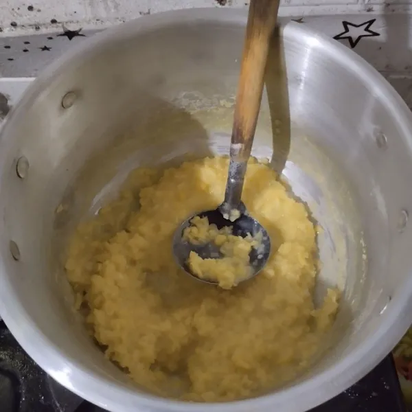 Rebus kacang hijau kupas hingga empuk.