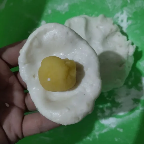 Ambil adonan sekitar 20 gram, pipihkan lalu beri isian. Bulatkan.