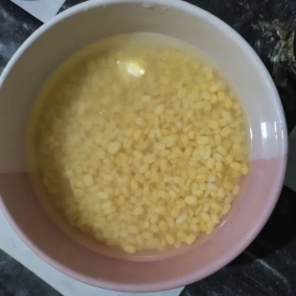 Rendam kacang hijau kupas selama 6 jam. Lalu tiriskan.