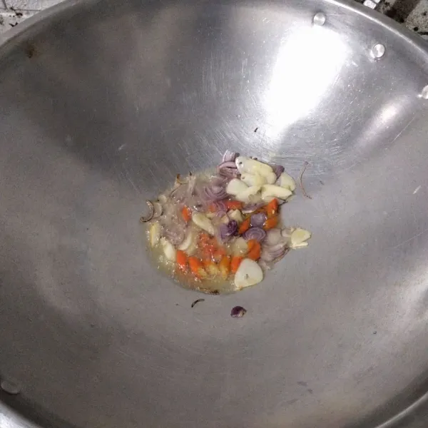 Tumis bumbu iris hingga harum.