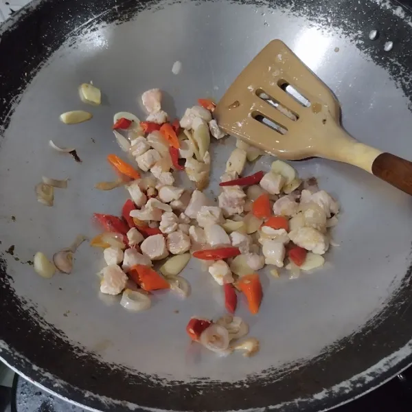Tambahkan potongan ayam fillet, aduk hingga berubah warna.