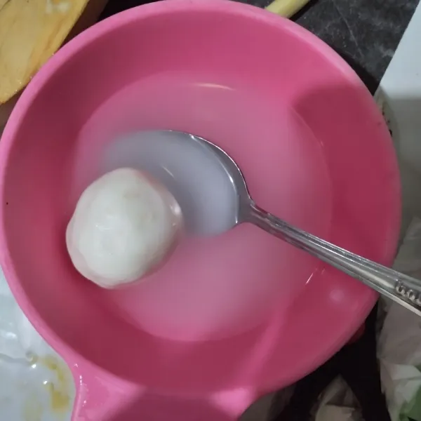 Celupkan bulatan onde-onde ke dalam air matang.