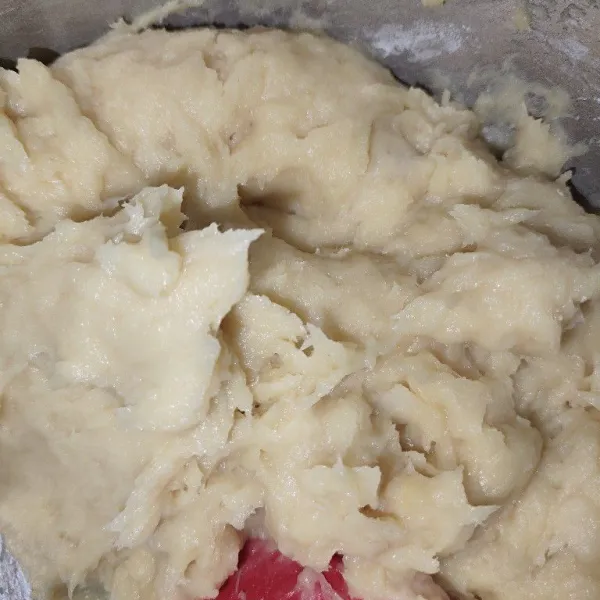 Pisahkan tape dari sumbunya. Masukkan SKM, gula, dan garam. Aduk sampai tercampur rata. Terakhir, masukkan tepung terigu. Aduk lagi sampai tercampur rata.