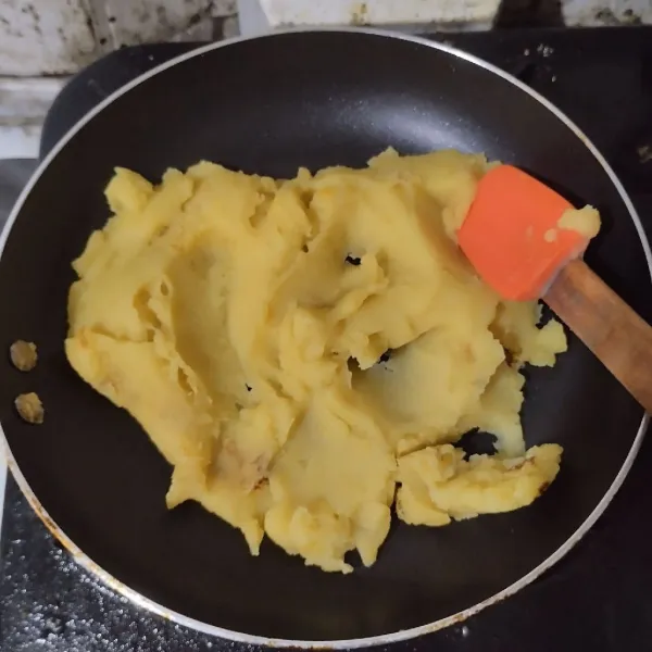 Masak di teflon dengan api kecil hingga mengental dan bisa dibentuk.