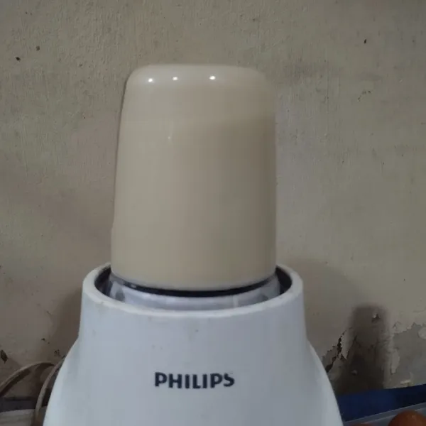 Blender kacang hijau rebus, santan, gula pasir, garam dan vanili hingga halus.