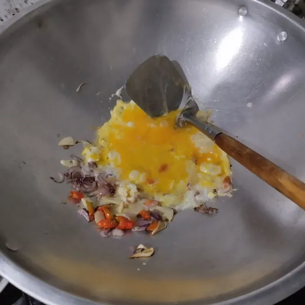 Tambahkan telur, buat orak-arik.