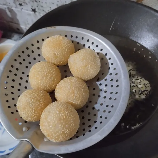 Masukkan onde-onde kedalam minyak dingin, lalu nyalakan kompor dengan api kecil. Goreng hingga mengapung, bolak-balik hingga matang. Angkat dan tiriskan.