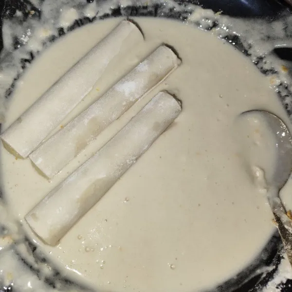 Celupkan tape roll ke dalam adonan tepung terigu.