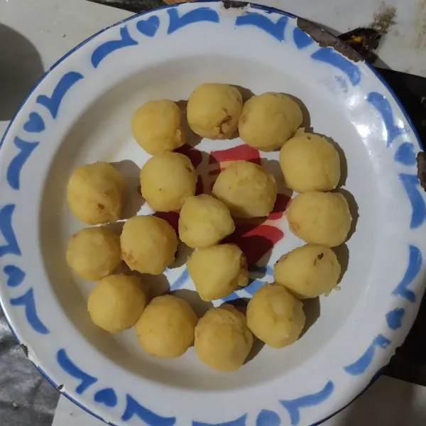 Bentuk bulat-bulat setelah adonan hangat.