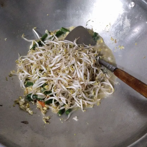 Tambahkan taoge, garam dan kaldu bubuk.