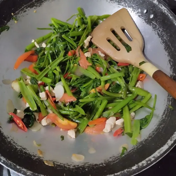 Bumbui dengan garam, saus tiram dan kaldu bubuk. Aduk hingga tercampur rata. Tes rasa.