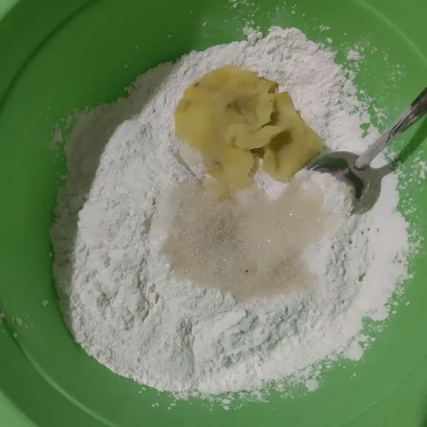 Campurkan tepung ketan, kentang kukus, gula dan garam, aduk lalu tuang air hangat sedikit demu sedikit. Aduk hingga adonan bisa dibentuk.