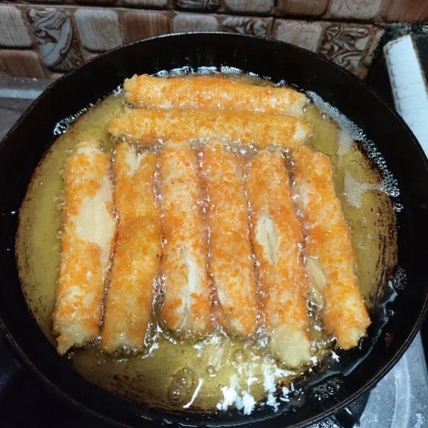 Goreng tape roll di minyak panas dengan menggunakan api sedang. Setelah kecoklatan, angkat dan tiriskan.