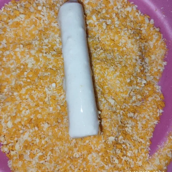 Gulirkan tape roll di tepung panir.