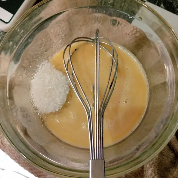 Kocok telur dan minyak sampai setengah mengembang, tambahkan gula pasir.