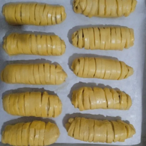 Lalu gulung, lakukan hingga semua adonan habis