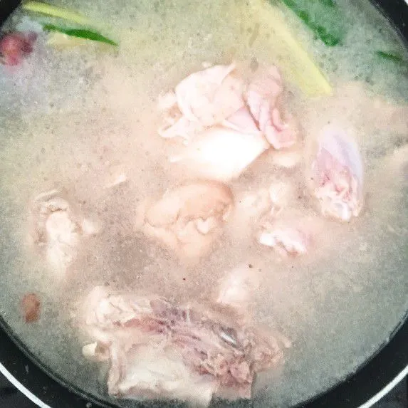 Kemudian tambahkan ayam yang telah dipotong dan dicuci bersih, beri air. Masak hingga setengah matang.