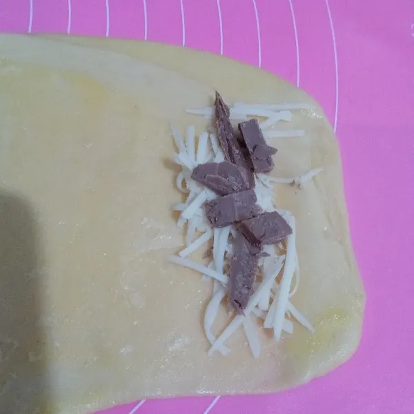 Isi adonan dengan keju dan coklat.