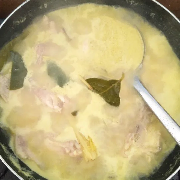 Tambahkan garam dan penyedap jamur, masak hingga matang. Cek rasa dan sajikan.