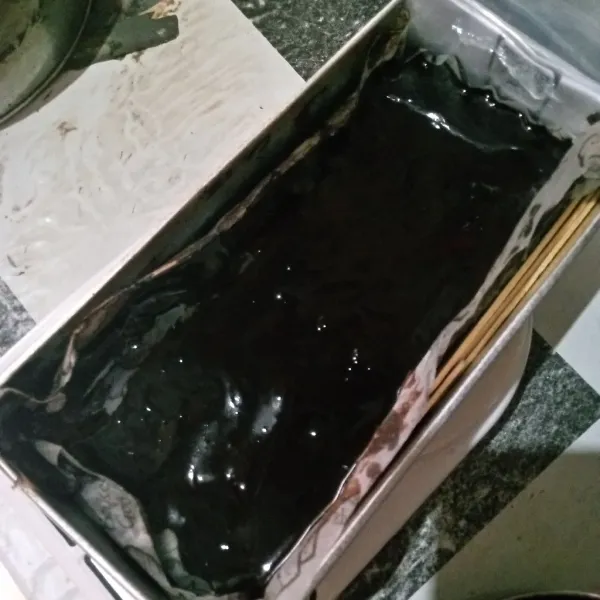 Tuang ke atas kue, kemudian ratakan. Simpan dalam kulkas hingga benar-benar set. Kalo aku sekitar 1½ jam udah set, sesuaikan saja yaa!