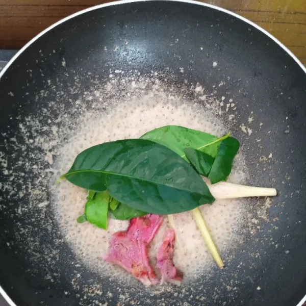 Tumis bumbu halus hingga harum lalu tambahkan sersi dan lengkuas geprek, aduk hingga tercampur rata.