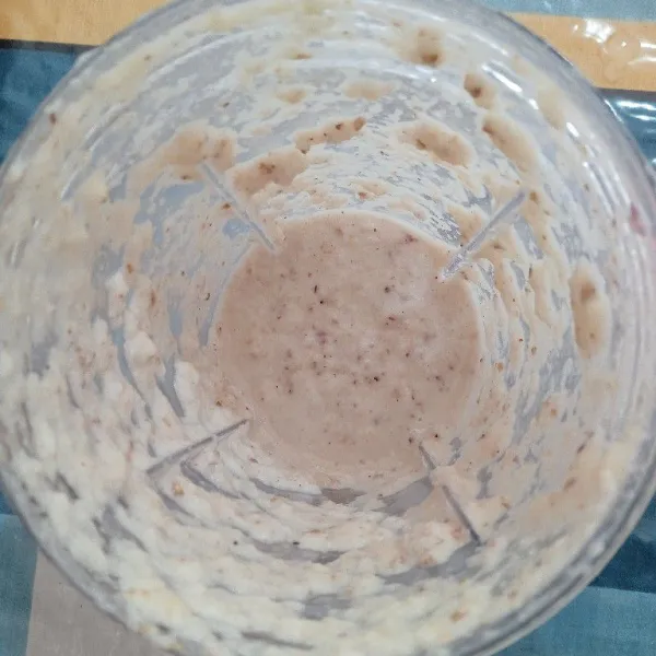 Haluskan bawang putih, bawang merah dan kemiri.