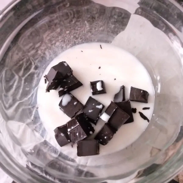 Untuk membuat adonan kue: tim dark chocolate dengan susu, cukup sampai coklat meleleh saja. Sisihkan dan biarkan dingin.
