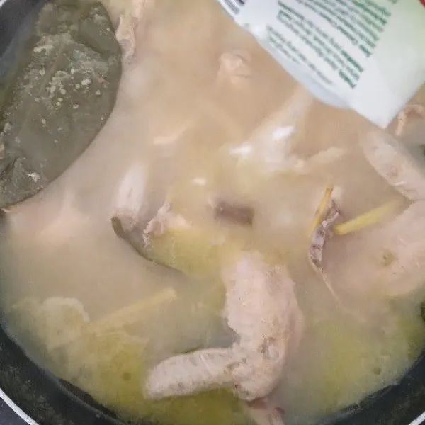 Tambahkan santan instan.