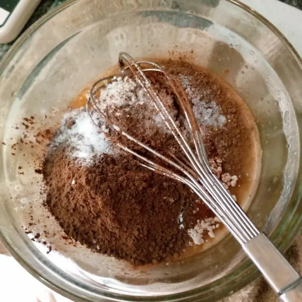 Tambahkan sisa bahan utama, aduk dengan whisk sampai rata.