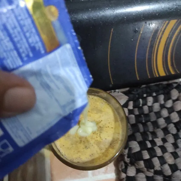 Tambahkan kental manis. Sebelum di minum tambahkan air perasan jeruk nipis. Teh talua siap di santap.