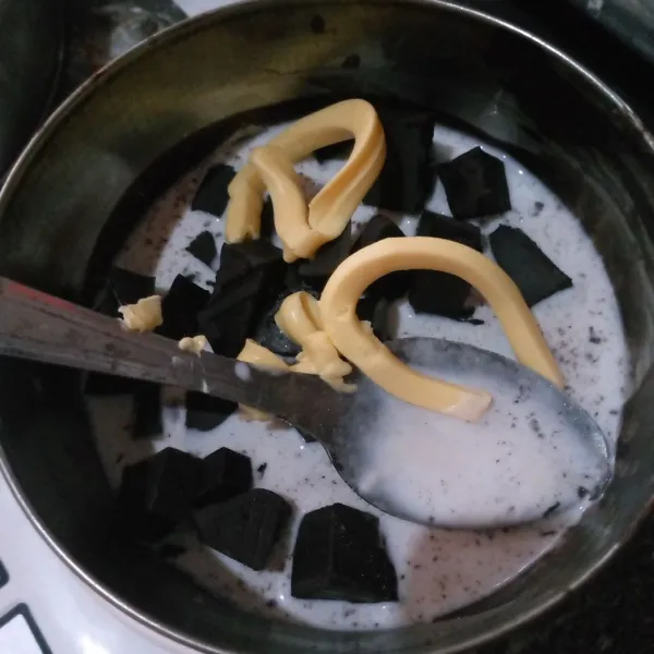 Campurkan semua bahan coklat ganache dengan dilelehkan. Sisihkan hingga coklat dingin.