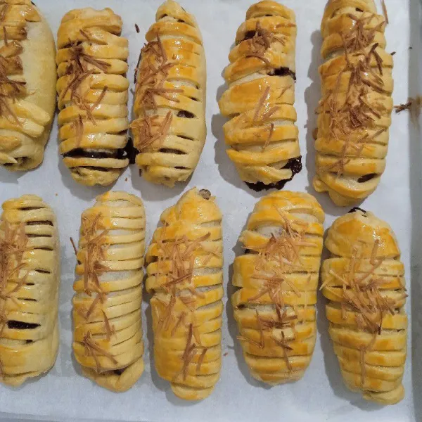 Masukkan ke dalam oven yang sebelumnya sudah dipanaskan terlebih dahulu. Oven hingga matang. Angkat dan sajikan.