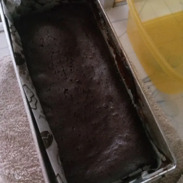 Oven selama 25-30 menit menggunakan api atas bawah dengan suhu 170°C. Setelah matang, diamkan chocolate cake hingga benar-benar dingin.